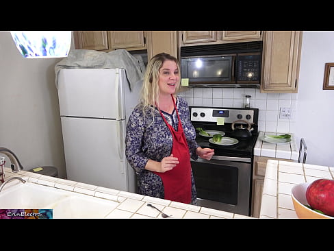 ❤️ Matrigna che lo munge in cucina prima del suo appuntamento ❤❌ Video di sesso di qualitàal it.hentaiteca.ru ❤️
